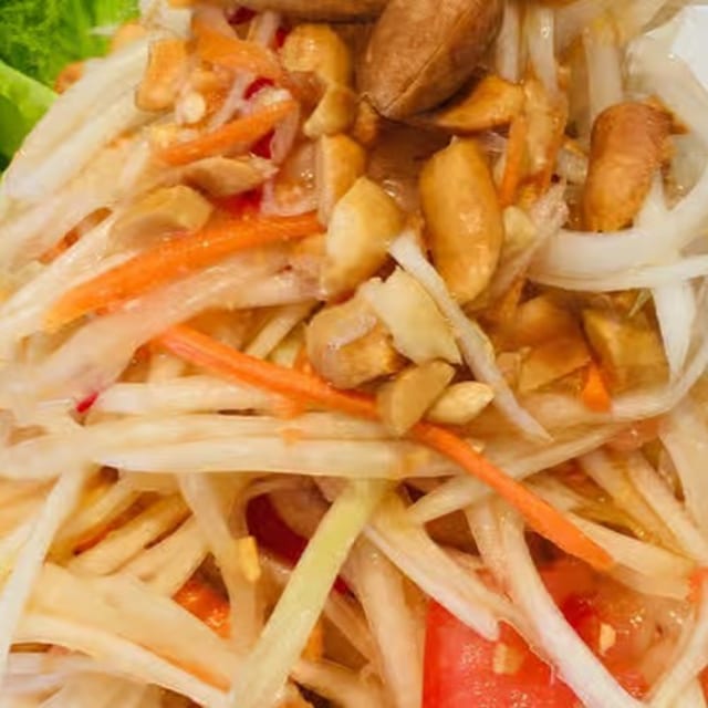 Som Tum (Papaya Salad).